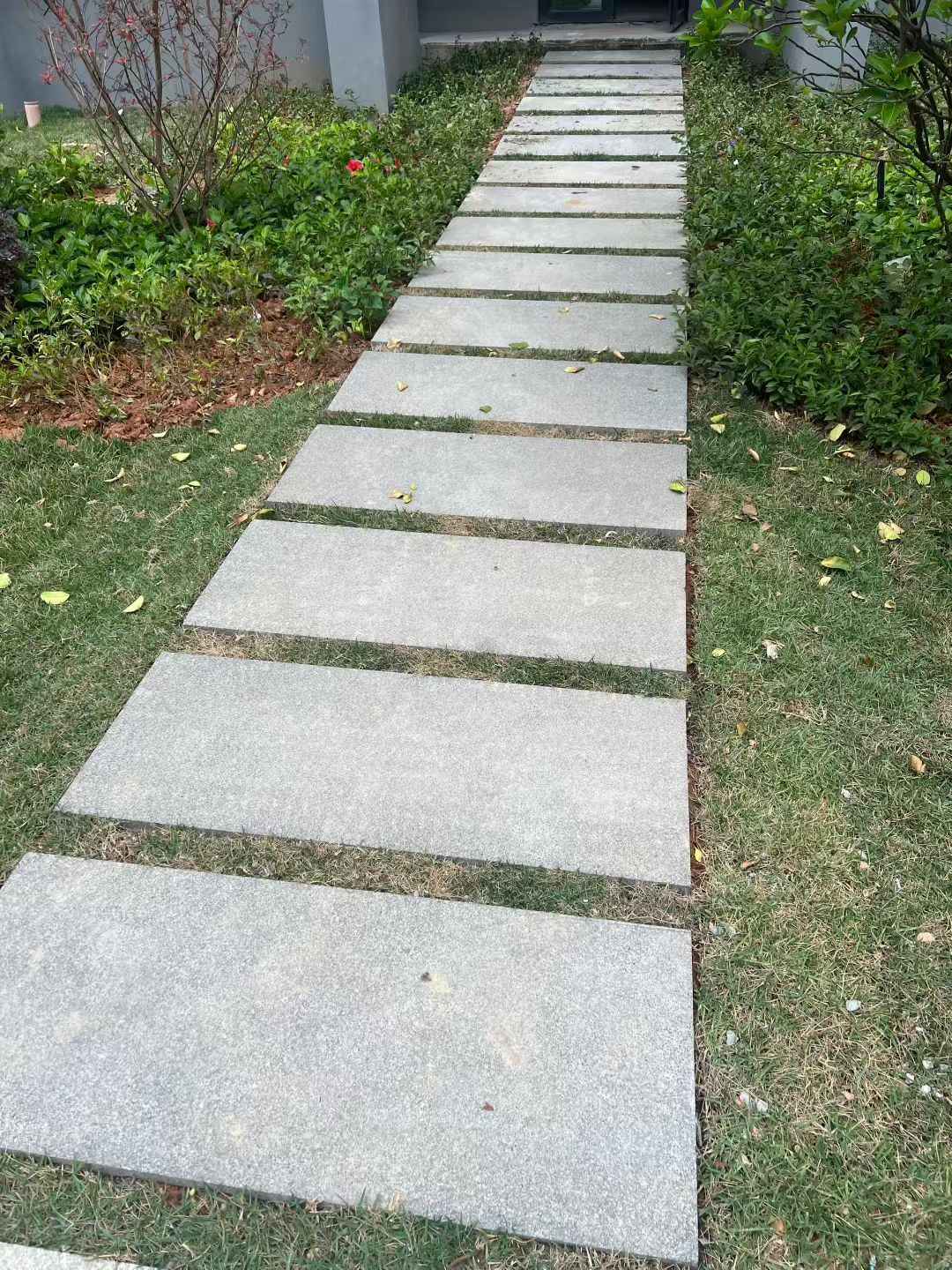 海口 芝麻黑小区踏步、汀步石铺装效果
