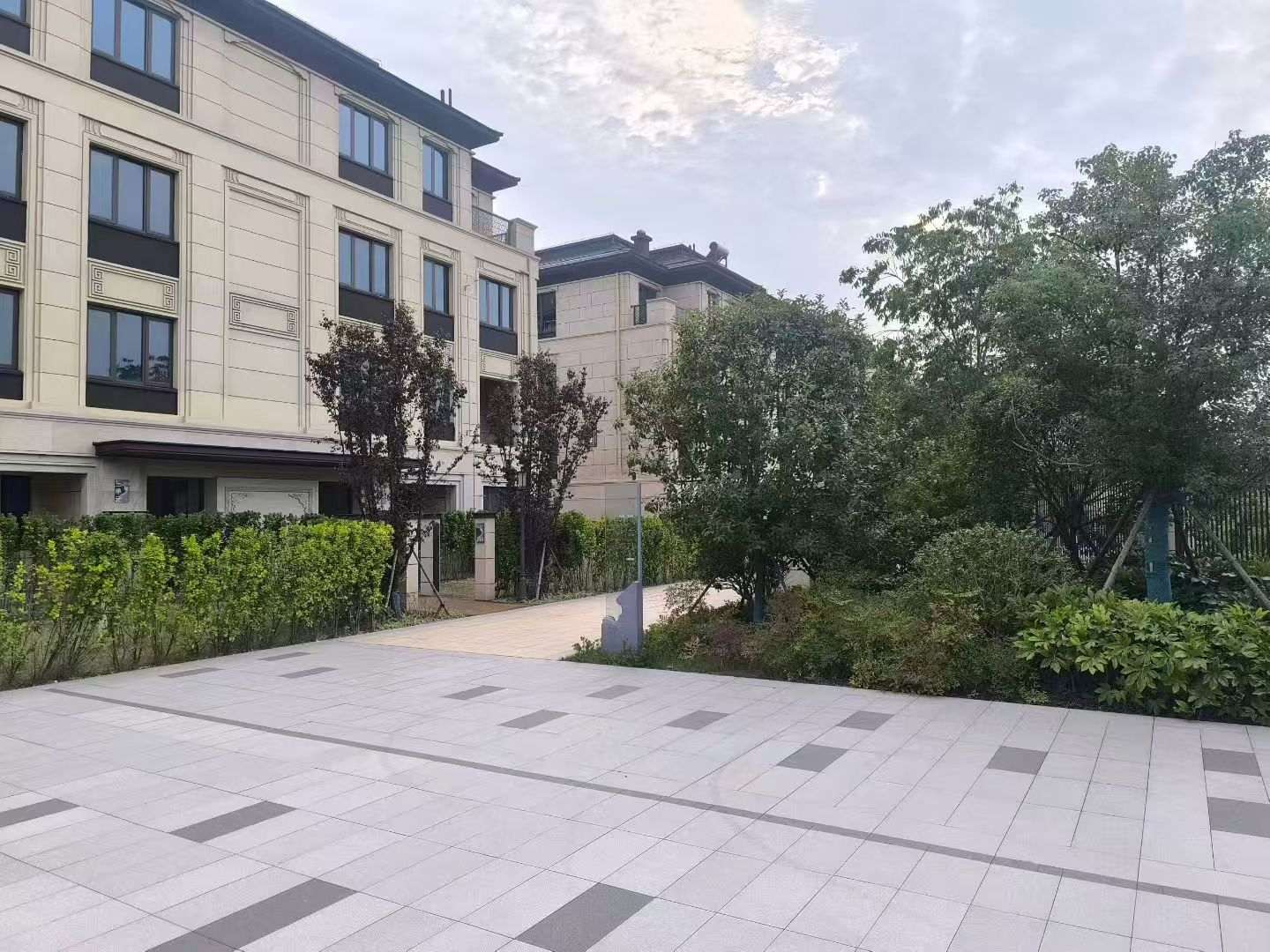 海口 芝麻白与芝麻白搭配铺装，尺寸1200*600